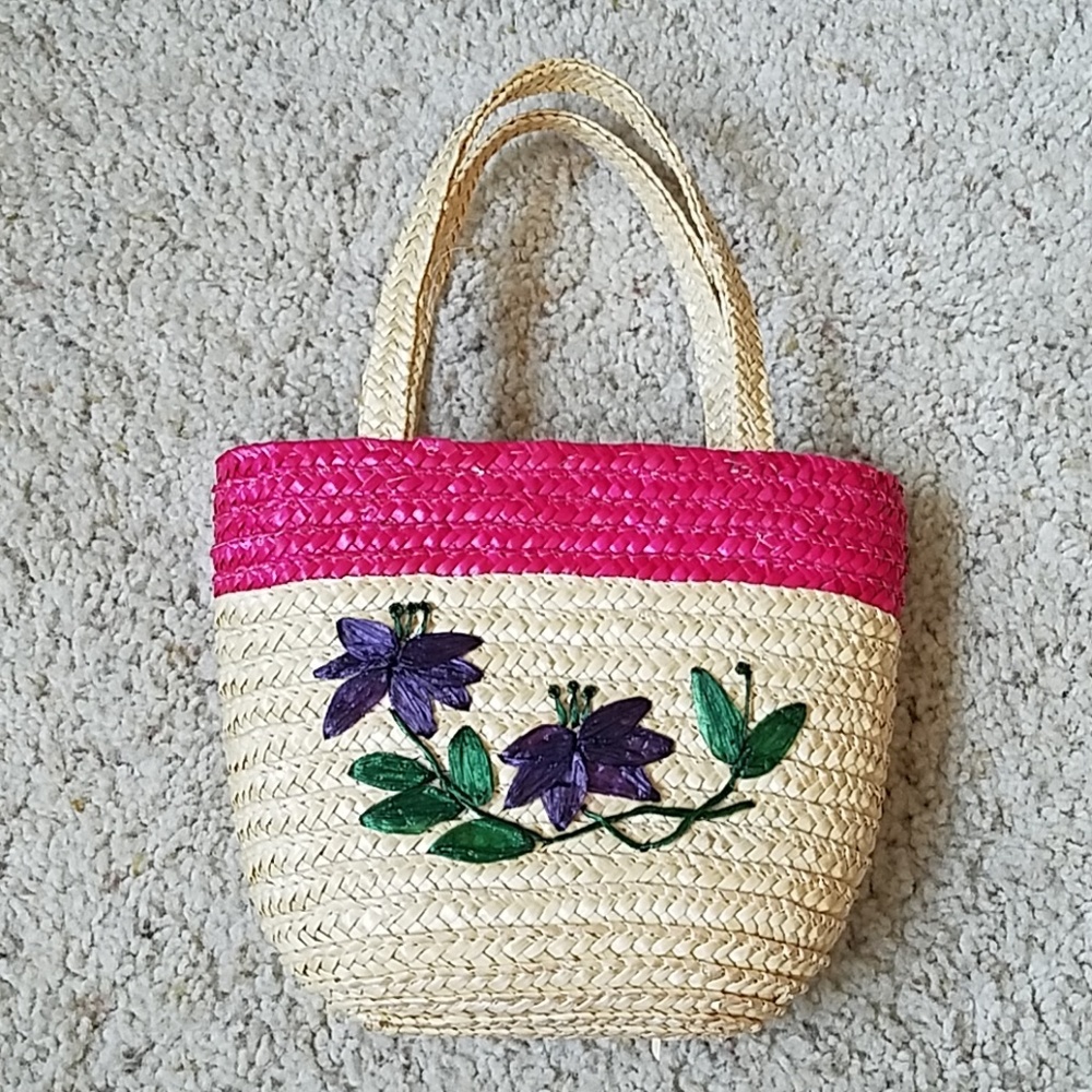 🎉HP🎉NWOT Vintage Pink/purple/green small embroidered straw tote bag. One size.